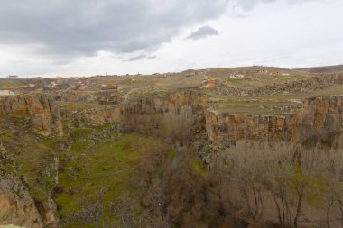 Kapadokya'daki Ihlara Vadisi. Ihlara Vadisi (Peristrema Manastırı) veya Ihlara Geçidi, Türkiye'nin yürüyüş gezileri için en ünlü vadisidir.