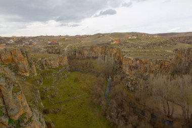Kapadokya'daki Ihlara Vadisi. Ihlara Vadisi (Peristrema Manastırı) veya Ihlara Geçidi, Türkiye'nin yürüyüş gezileri için en ünlü vadisidir.