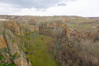Kapadokya'daki Ihlara Vadisi. Ihlara Vadisi (Peristrema Manastırı) veya Ihlara Geçidi, Türkiye'nin yürüyüş gezileri için en ünlü vadisidir.