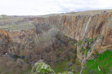 Kapadokya'daki Ihlara Vadisi. Ihlara Vadisi (Peristrema Manastırı) veya Ihlara Geçidi, Türkiye'nin yürüyüş gezileri için en ünlü vadisidir.