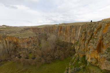 Kapadokya'daki Ihlara Vadisi. Ihlara Vadisi (Peristrema Manastırı) veya Ihlara Geçidi, Türkiye'nin yürüyüş gezileri için en ünlü vadisidir.