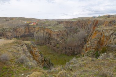 Kapadokya'daki Ihlara Vadisi. Ihlara Vadisi (Peristrema Manastırı) veya Ihlara Geçidi, Türkiye'nin yürüyüş gezileri için en ünlü vadisidir.
