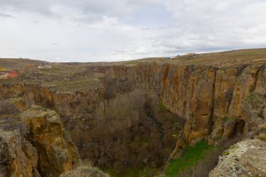 Kapadokya'daki Ihlara Vadisi. Ihlara Vadisi (Peristrema Manastırı) veya Ihlara Geçidi, Türkiye'nin yürüyüş gezileri için en ünlü vadisidir.