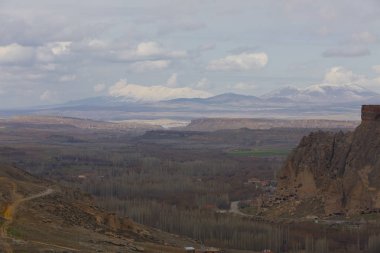 Kapadokya'daki Ihlara Vadisi. Ihlara Vadisi (Peristrema Manastırı) veya Ihlara Geçidi, Türkiye'nin yürüyüş gezileri için en ünlü vadisidir.