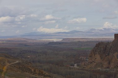 Kapadokya'daki Ihlara Vadisi. Ihlara Vadisi (Peristrema Manastırı) veya Ihlara Geçidi, Türkiye'nin yürüyüş gezileri için en ünlü vadisidir.