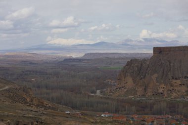 Kapadokya'daki Ihlara Vadisi. Ihlara Vadisi (Peristrema Manastırı) veya Ihlara Geçidi, Türkiye'nin yürüyüş gezileri için en ünlü vadisidir.