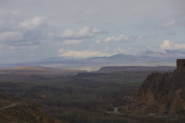 Kapadokya'daki Ihlara Vadisi. Ihlara Vadisi (Peristrema Manastırı) veya Ihlara Geçidi, Türkiye'nin yürüyüş gezileri için en ünlü vadisidir.
