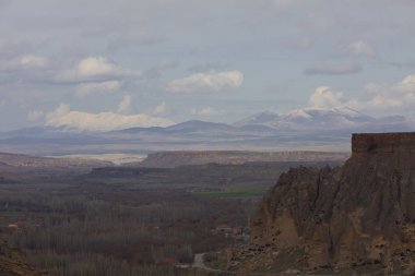 Kapadokya'daki Ihlara Vadisi. Ihlara Vadisi (Peristrema Manastırı) veya Ihlara Geçidi, Türkiye'nin yürüyüş gezileri için en ünlü vadisidir.