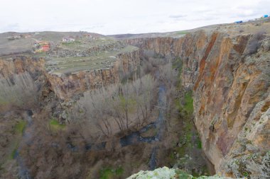 Kapadokya'daki Ihlara Vadisi. Ihlara Vadisi (Peristrema Manastırı) veya Ihlara Geçidi, Türkiye'nin yürüyüş gezileri için en ünlü vadisidir.