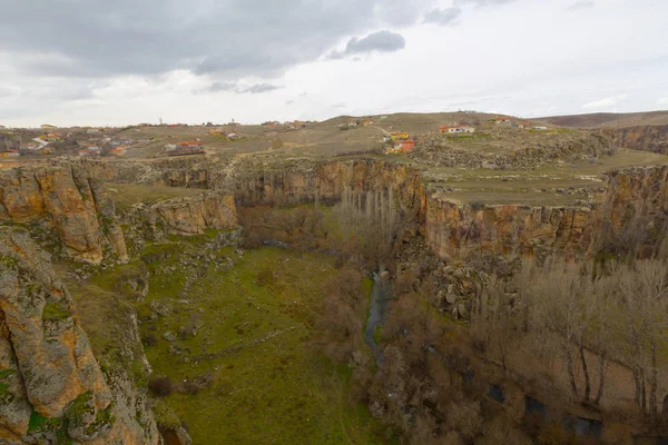 Kapadokya'daki Ihlara Vadisi. Ihlara Vadisi (Peristrema Manastırı) veya Ihlara Geçidi, Türkiye'nin yürüyüş gezileri için en ünlü vadisidir.