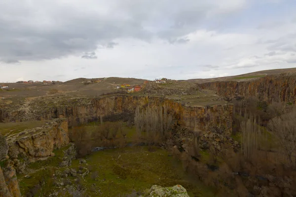Kapadokya'daki Ihlara Vadisi. Ihlara Vadisi (Peristrema Manastırı) veya Ihlara Geçidi, Türkiye'nin yürüyüş gezileri için en ünlü vadisidir.