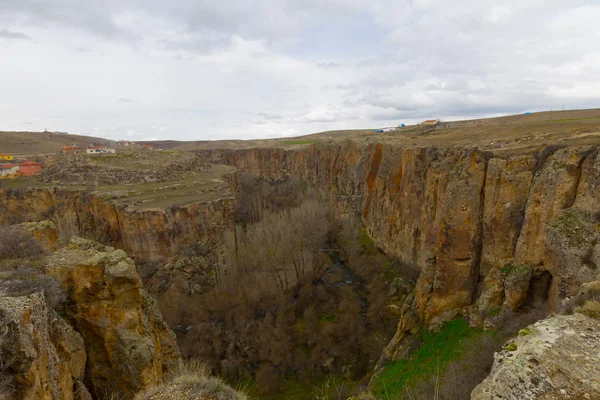 Kapadokya'daki Ihlara Vadisi. Ihlara Vadisi (Peristrema Manastırı) veya Ihlara Geçidi, Türkiye'nin yürüyüş gezileri için en ünlü vadisidir.