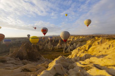 Kapadokya - balon turu büyük turistik cazibe. Cappadocia dünyanın her yerinden sıcak hava balonları ile uçmak için en iyi yerlerden biri olarak bilinir. Göreme, Kapadokya
