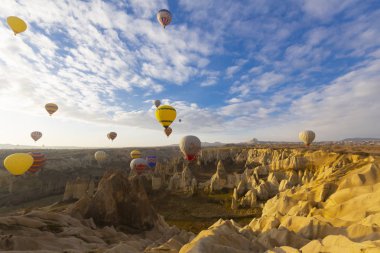 Kapadokya - balon turu büyük turistik cazibe. Cappadocia dünyanın her yerinden sıcak hava balonları ile uçmak için en iyi yerlerden biri olarak bilinir. Göreme, Kapadokya
