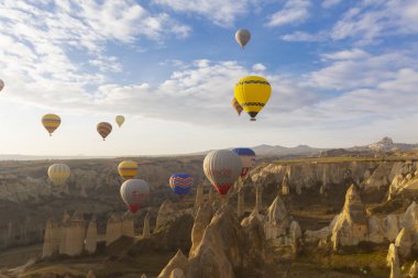 Kapadokya - balon turu büyük turistik cazibe. Cappadocia dünyanın her yerinden sıcak hava balonları ile uçmak için en iyi yerlerden biri olarak bilinir. Göreme, Kapadokya