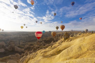 Kapadokya - balon turu büyük turistik cazibe. Cappadocia dünyanın her yerinden sıcak hava balonları ile uçmak için en iyi yerlerden biri olarak bilinir. Göreme, Kapadokya