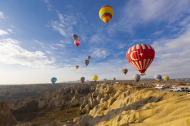 Kapadokya - balon turu büyük turistik cazibe. Cappadocia dünyanın her yerinden sıcak hava balonları ile uçmak için en iyi yerlerden biri olarak bilinir. Göreme, Kapadokya