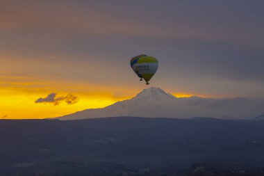 Kapadokya - balon turu büyük turistik cazibe. Cappadocia dünyanın her yerinden sıcak hava balonları ile uçmak için en iyi yerlerden biri olarak bilinir. Göreme, Kapadokya