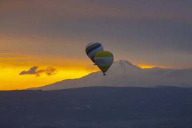 Kapadokya - balon turu büyük turistik cazibe. Cappadocia dünyanın her yerinden sıcak hava balonları ile uçmak için en iyi yerlerden biri olarak bilinir. Göreme, Kapadokya