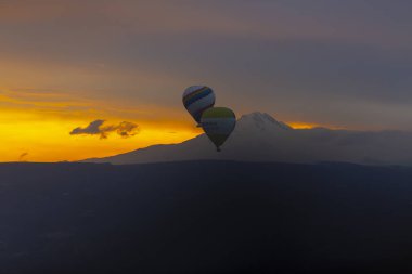 Kapadokya - balon turu büyük turistik cazibe. Cappadocia dünyanın her yerinden sıcak hava balonları ile uçmak için en iyi yerlerden biri olarak bilinir. Göreme, Kapadokya