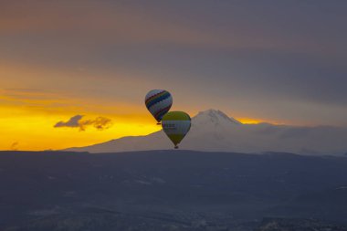 Kapadokya - balon turu büyük turistik cazibe. Cappadocia dünyanın her yerinden sıcak hava balonları ile uçmak için en iyi yerlerden biri olarak bilinir. Göreme, Kapadokya