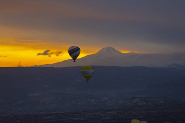 Kapadokya - balon turu büyük turistik cazibe. Cappadocia dünyanın her yerinden sıcak hava balonları ile uçmak için en iyi yerlerden biri olarak bilinir. Göreme, Kapadokya