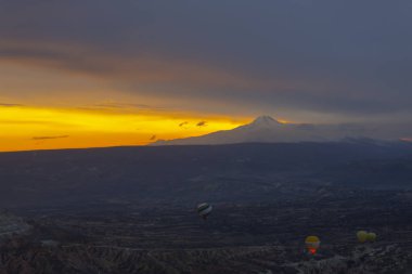 Kapadokya - balon turu büyük turistik cazibe. Cappadocia dünyanın her yerinden sıcak hava balonları ile uçmak için en iyi yerlerden biri olarak bilinir. Göreme, Kapadokya