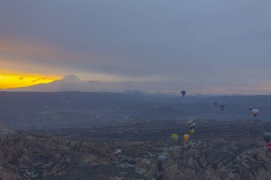 Kapadokya - balon turu büyük turistik cazibe. Cappadocia dünyanın her yerinden sıcak hava balonları ile uçmak için en iyi yerlerden biri olarak bilinir. Göreme, Kapadokya