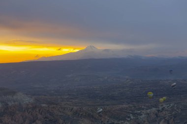 Kapadokya - balon turu büyük turistik cazibe. Cappadocia dünyanın her yerinden sıcak hava balonları ile uçmak için en iyi yerlerden biri olarak bilinir. Göreme, Kapadokya