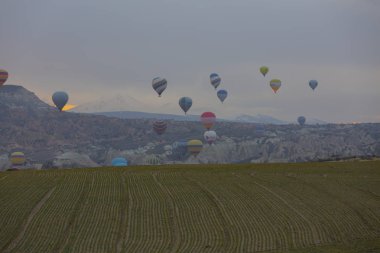 Kapadokya - balon turu büyük turistik cazibe. Cappadocia dünyanın her yerinden sıcak hava balonları ile uçmak için en iyi yerlerden biri olarak bilinir. Göreme, Kapadokya