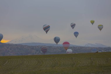 Kapadokya - balon turu büyük turistik cazibe. Cappadocia dünyanın her yerinden sıcak hava balonları ile uçmak için en iyi yerlerden biri olarak bilinir. Göreme, Kapadokya