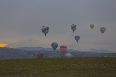 Kapadokya - balon turu büyük turistik cazibe. Cappadocia dünyanın her yerinden sıcak hava balonları ile uçmak için en iyi yerlerden biri olarak bilinir. Göreme, Kapadokya