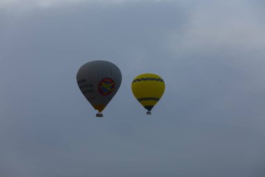 Kapadokya - balon turu büyük turistik cazibe. Cappadocia dünyanın her yerinden sıcak hava balonları ile uçmak için en iyi yerlerden biri olarak bilinir. Göreme, Kapadokya