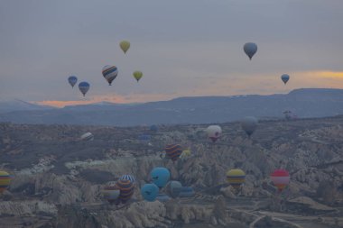 Kapadokya - balon turu büyük turistik cazibe. Cappadocia dünyanın her yerinden sıcak hava balonları ile uçmak için en iyi yerlerden biri olarak bilinir. Göreme, Kapadokya