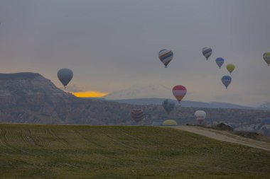 Kapadokya - balon turu büyük turistik cazibe. Cappadocia dünyanın her yerinden sıcak hava balonları ile uçmak için en iyi yerlerden biri olarak bilinir. Göreme, Kapadokya