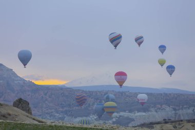 Kapadokya - balon turu büyük turistik cazibe. Cappadocia dünyanın her yerinden sıcak hava balonları ile uçmak için en iyi yerlerden biri olarak bilinir. Göreme, Kapadokya