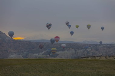 Kapadokya - balon turu büyük turistik cazibe. Cappadocia dünyanın her yerinden sıcak hava balonları ile uçmak için en iyi yerlerden biri olarak bilinir. Göreme, Kapadokya