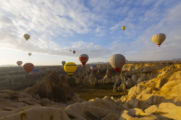 Kapadokya - balon turu büyük turistik cazibe. Cappadocia dünyanın her yerinden sıcak hava balonları ile uçmak için en iyi yerlerden biri olarak bilinir. Göreme, Kapadokya
