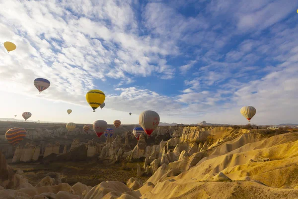 カッパドキアの気球飛行の偉大な観光名所 カッパドキアは 熱気球で飛行する最高の場所の一つとして世界的に有名です ギョレメ カッパドキア トルコ — ストック写真