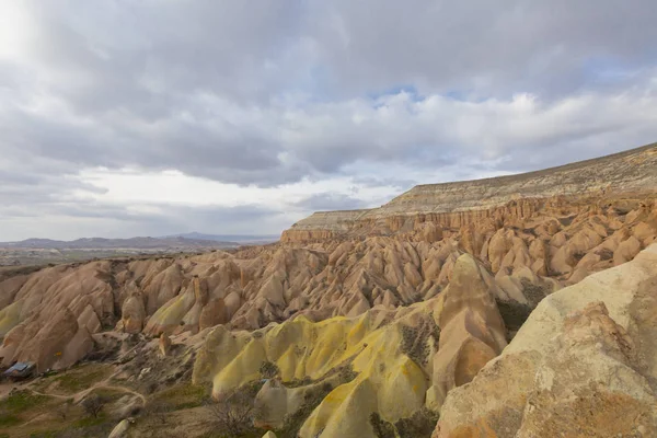 Kapadokya - balon turu büyük turistik cazibe. Cappadocia dünyanın her yerinden sıcak hava balonları ile uçmak için en iyi yerlerden biri olarak bilinir. Göreme, Kapadokya