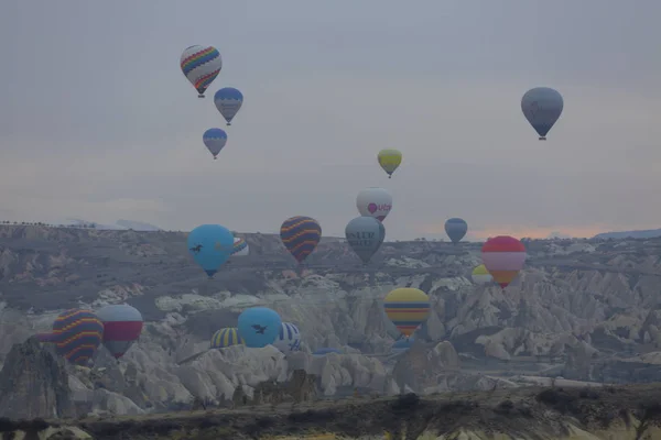カッパドキアの気球飛行の偉大な観光名所 カッパドキアは 熱気球で飛行する最高の場所の一つとして世界的に有名です ギョレメ カッパドキア トルコ — ストック写真