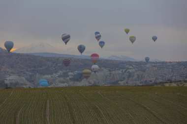 Kapadokya - balon turu büyük turistik cazibe. Cappadocia dünyanın her yerinden sıcak hava balonları ile uçmak için en iyi yerlerden biri olarak bilinir. Göreme, Kapadokya