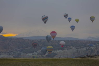 Kapadokya - balon turu büyük turistik cazibe. Cappadocia dünyanın her yerinden sıcak hava balonları ile uçmak için en iyi yerlerden biri olarak bilinir. Göreme, Kapadokya