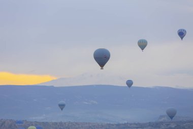 Kapadokya - balon turu büyük turistik cazibe. Cappadocia dünyanın her yerinden sıcak hava balonları ile uçmak için en iyi yerlerden biri olarak bilinir. Göreme, Kapadokya