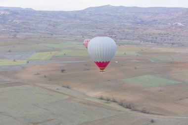 Kapadokya - balon turu büyük turistik cazibe. Cappadocia dünyanın her yerinden sıcak hava balonları ile uçmak için en iyi yerlerden biri olarak bilinir. Göreme, Kapadokya