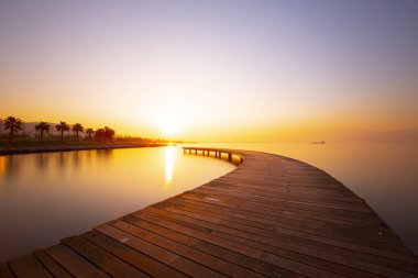 Sekapark, İzmit, Kocaeli. Deniz kıyısındaki güzel doğal park. Türkiye 'de gün batımı deniz manzarası.