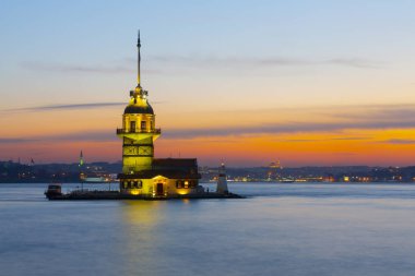 Gün batımında doğudan İstanbul Kız Kulesi. Uzaklıkta Sultanahmet Camii, Ayasofya ve Topkapı Sarayı gibi simge yapılar bulunmaktadır.