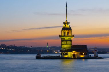 Gün batımında doğudan İstanbul Kız Kulesi. Uzaklıkta Sultanahmet Camii, Ayasofya ve Topkapı Sarayı gibi simge yapılar bulunmaktadır.