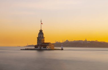 Gün batımında doğudan İstanbul Kız Kulesi. Uzaklıkta Sultanahmet Camii, Ayasofya ve Topkapı Sarayı gibi simge yapılar bulunmaktadır.