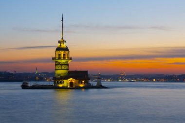 Gün batımında doğudan İstanbul Kız Kulesi. Uzaklıkta Sultanahmet Camii, Ayasofya ve Topkapı Sarayı gibi simge yapılar bulunmaktadır.